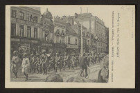 GUERRE 1914-1915. AMIENS. TROUPES MAROCAINES DEFILANT DANS LA RUE DE NOYON