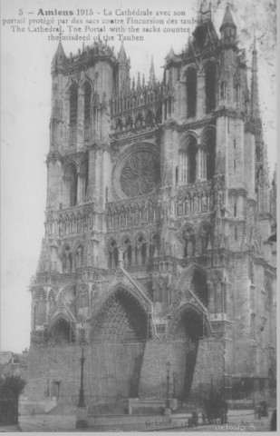 Amiens 1915 - La Cathédrale avec son portail par des sacs contre l'incursion des taubes - The Cathedral, The Portal with the sacks counter the misdeed of the Tauben