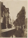 La rue des Majots à Amiens avec son canal bordé d'arbres