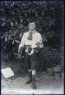 Portrait d'un jeune garçon couronné tenant des livres sous le bras
