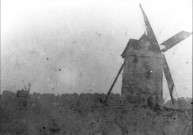 Pierregot. Le moulin Cagé, au loin le moulin Sannier Maugreville dit "ch'mal d'aplomb"