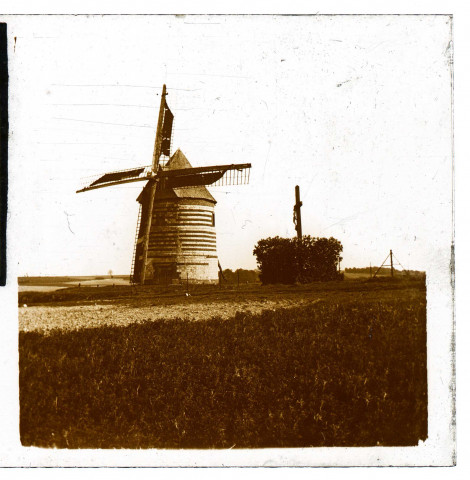Fontaine-sur-Somme. Le moulin à vent et le calvaire