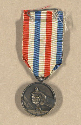 Attribution de la Médaille d'Honneur en argent du Minsitère des Travaux Publics, par la Société Nationale des Chemins de fer (SNCF), à Laurent Hector Niquet