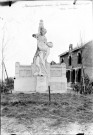Monument avec la statue posée sur un socle