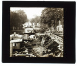 [Un site sur la Seine : un bateau lavoir, écriteau "Grande location de canoës s'adresser à l'école de natation"]