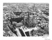 Amiens. Vue aérienne de la ville : le centre ville, la cathédrale, la Tour Perret, la gare