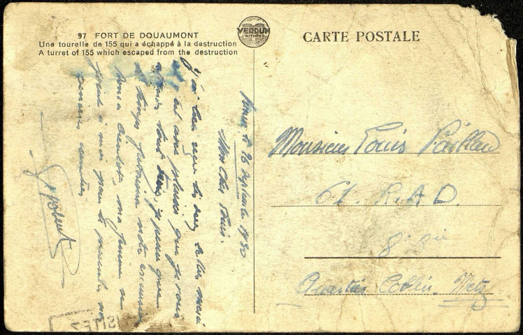 Carte postale intitulée "Visitez Verdun et ses champs de batailles. Fort de Douaumont. Un tourelle de 155 qui a échappé à la destruction". Correspondance adressée à Louis Paillart au 61e R.A.D., 8e Batterie, quartier Colin à Metz