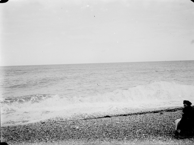 Paysage du littoral : une plage de galets