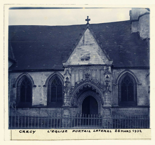 Crécy. L'église, portail latéral