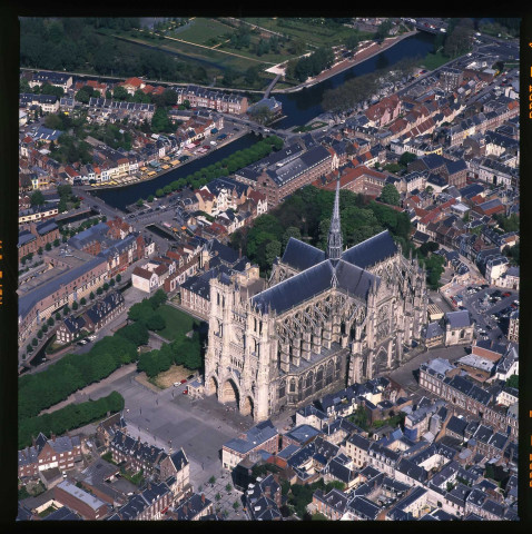 Amiens. Vue aérienne. La cathédrale Notre-Dame