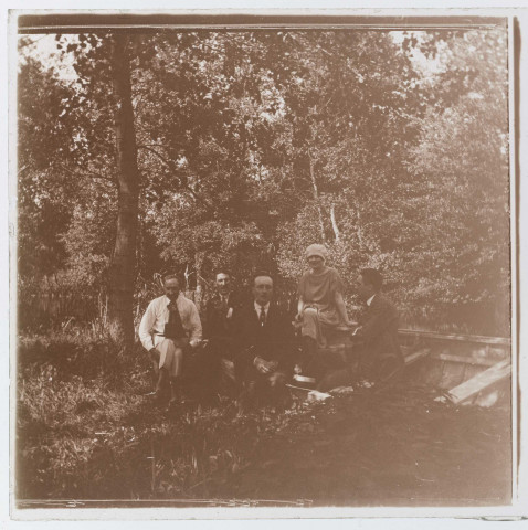 Quatre hommes et une femme sous un arbre