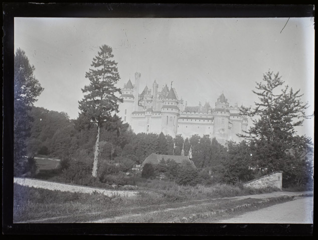 Pierrefonds château, vue prise derrière route du haut - septembre 1901
