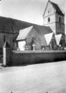 Eglise de Bouvaincourt-sur-Bresle, vue extérieure : le clocher et le cimetière