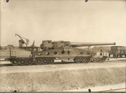 Mailly-le-Camp. Pièce d'artillerie de 340 mm sur rail'; au fond, la caserne de Mailly