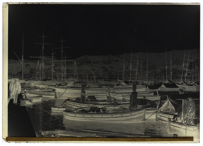 [Flottille de bateaux dans le port de Gênes. Au fond, on distingue les maisons construites sur la montagne et une tour]