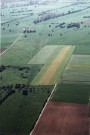 Photographie aérienne prise par François Vasselle en mai-juin 1987, montrant les traces dans un champ de Blargies (Oise), d'une gare de triage anglaise et d'une ligne de chemin de de fer datant de la première guerre mondiale