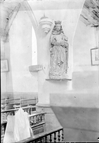 Eglise, vue intérieure : statue de Vierge