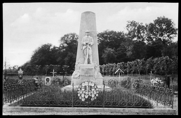 Hallencourt. Le Monument aux morts
