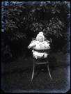 Martinsart (Somme). Un bébé dans une chaise haute