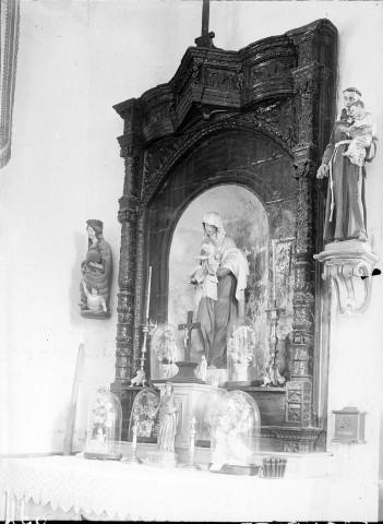 Eglise, vue intérieure : le retable et l'ensemble statuaire