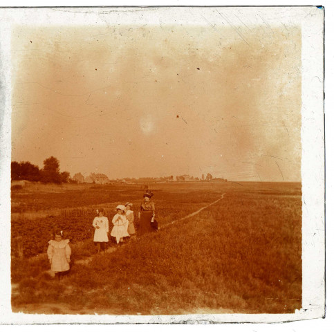Quatre jeunes filles et une femmes dans la campagne près de Longueau