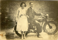 Rollot (Somme). Lucien Delignières et sa femme Marguerite prenant la pose sur une motocyclette immatriculée 915-XP1