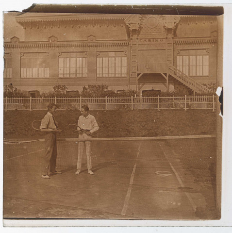 Deux hommes sur un terrain de tennis