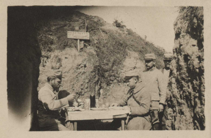 Repas des officiers dans une tranchée. Germain Zedde est à gauche
