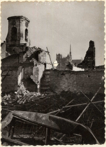 Amiens. Le beffroi et la cathédrale parmi les ruines après les bombardements de 1940