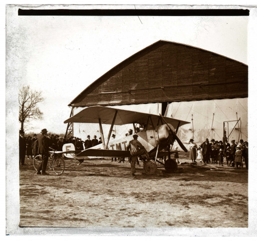 Avion biplan Nieuport 83 "F-ATMT" devant le hangar d'un aérodrome à identifier en avril-juin 1924