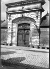 Porte monumentale sculptée de l'Hôtel des Rames à Abbeville