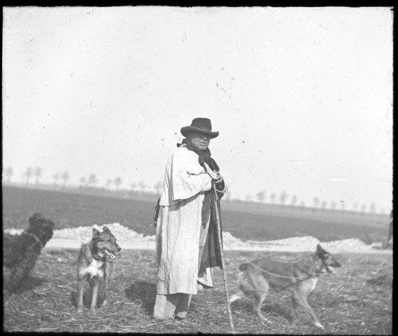 Portrait d'un berger accompagné de ses chiens