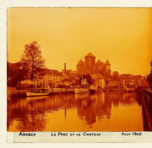 Annecy (Haute-Savoie). Le port et le château