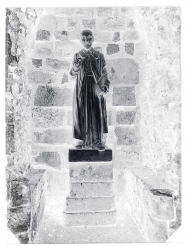 Statue de Saint-Vincent de Paul dans un jardin