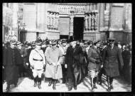 Amiens. Le maréchal Foch accompagné d'officiers sur le parvis de la cathédrale