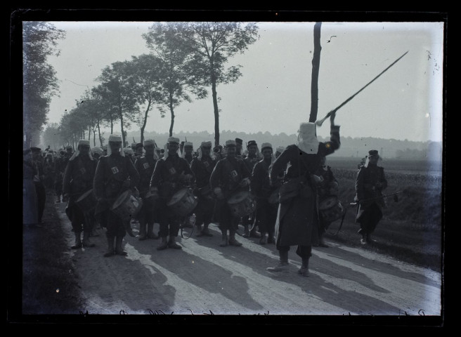 Retour de Sissonne 72e, route de Villers-Bretonneux - mai 1905