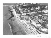 Ault. Vue aérienne du littoral, le front de mer et la ville