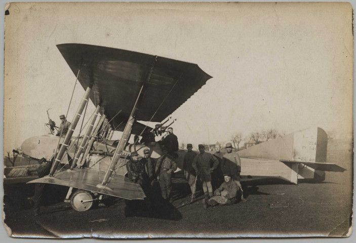 Photographie montrant une vue latérale d'un avion bombardier LETORD type 2, devant lequel posent 9 membres de l'aviation française (pilotes, mécaniciens) et un pilote à l'avant de l'appareil. Avion bi-moteur. Inscription sur la queue de l'avion : L.2.224.