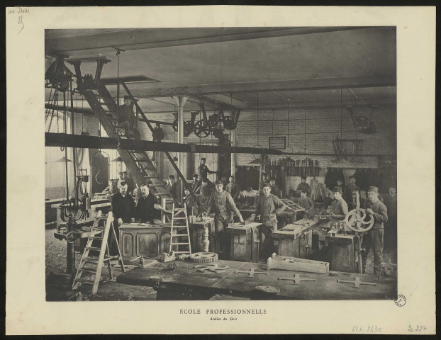 Ecole professionnelle, atelier de bois. Photo montrant des ouvriers dans un atelier à bois
