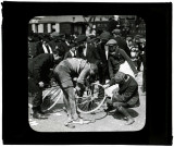1911. Amiens. Paris-Roubaix. Réparation d'une roue au contrôle