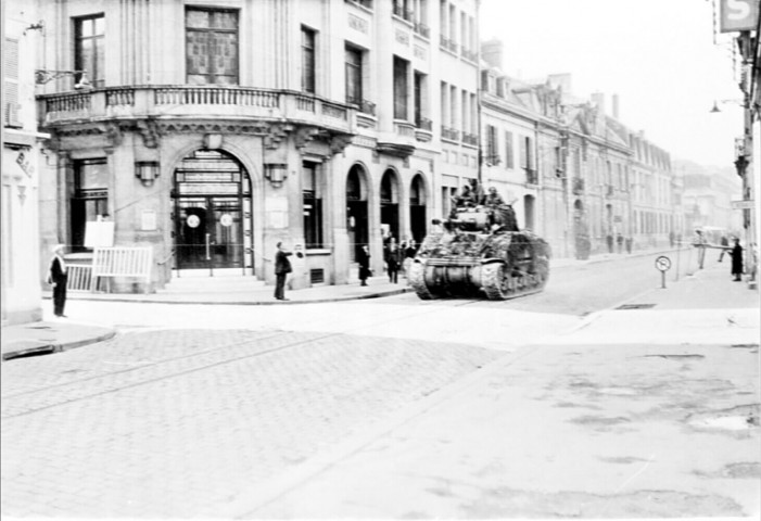 Amiens. Guerre 1939 1945. Un char britannique remontant la rue de la République en direction de la place Gambetta lors de la Libération de la ville