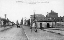 Route d'Amiens ; à droite, maison bombardée - The road of Amiens