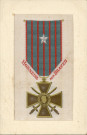 Croix de guerre brodée sur un morceau de tissu portant l'inscription "Honneur aux Braves"