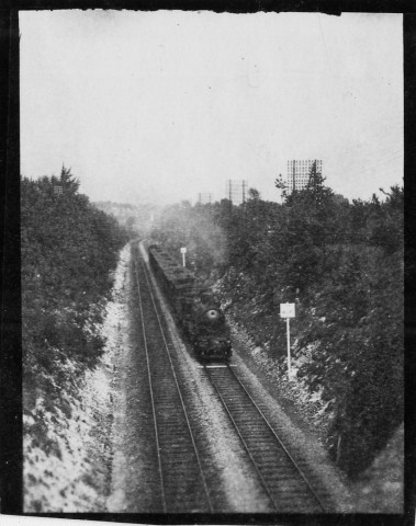 Saleux (Somme), passage d'une locomotive à vapeur. Clichés pris d'un pont surplombant la voie ferrée