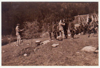 Campement de Braünkopf (Haut-Rhin), entre Schneidenbach et Pfeiferberg. Le commandant Léonce Rosset, chef du 23e Bataillon de Chasseurs à pied, décorant le mitrailleur Rosin Roux pour sa belle conduite aux combats des 15 au 20 juin 1915