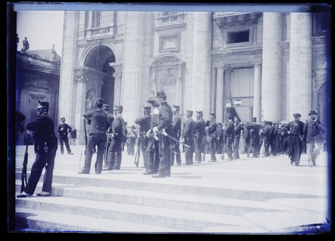 [Groupe de soldats devant la basilique Saint-Pierre du Vatican]