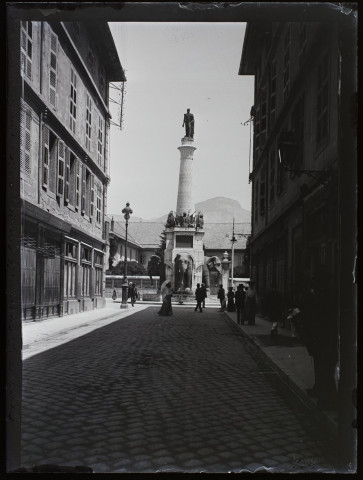 Colonne des Eléphant à Chambéry, rue en face - juillet 1902