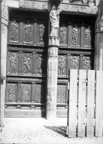 Eglise de Gisors, vue de détail : les sculptures des vantaux du portail occidental et le trumeau