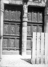 Eglise de Gisors, vue de détail : les sculptures des vantaux du portail occidental et le trumeau