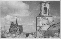 Le Beffroi (au premier plan) a beaucoup souffert de la guerre - La magnifique Cathédrale est intacte